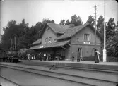Statens Järnvägar, SJ Cc-lok på ingående
Stationen öppnade för trafik 1 oktober 1869. Byggnaden (en- och enhalvvånings i tegel) moderniserades 1946 då vatten och avlopp installerades. Station öppnad 1/10 1869, hållplats 18/6 1973, men kvar som trafikteknisk station. Stationshuset sålt