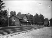 Stationen öppnade för trafik 1 oktober 1869. Byggnaden (en- och enhalvvånings i tegel) moderniserades 1946 då vatten och avlopp installerades. Station öppnad 1/10 1869, hållplats 18/6 1973, men kvar som trafikteknisk station. Stationshuset sålt