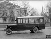 Reo-buss  tillverkad vid  AB Svenska Järnvägsverkstäderna för Västervik - Vimmerby - Löfsta. Under 1928-1937 ASJ ökade sin produktportfölj med landsvägsfordon med särskilt busskarosser. Kunderna hade många gånger egna krav på inredning och andra detaljer. Bussen troligen har Linköpings träkarosser under plåten. Svenska Järnvägsverkstäderna  patenterade stålkonstruktion som började tillverkas från 1944.  Buss nummer 1.