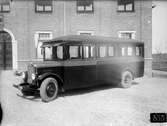 Scania-buss för Oxelösund - Flen - Västmanland Järnväg, tilverkad vid AB Svenska Järnvägsverkstäderna. Svenska Järnvägsverkstäderna använde främst chassier från Volvo, Skania-Vabis och Shevrolet för att bygga bussar. Tillverkningen av busskarosser skylde sig från kontrakt till att karossen med inredning, målning och andra detaljer blev gjurda.