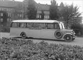 Volvo-buss för Norlings, Grängesberg. Tilllverkad vid AB Svenska Järnvägsverkstäderna. AB Svenska Järnvägsverkstäderna använde främst chassier från Volvo, Skania-Vabis och Shevrolet för att bygga bussar. Tillverkningen av busskarosser skylde sig från kontrakt till att karossen med inredning, målning och andra detaljer blev gjurda.