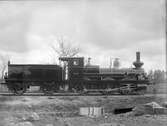 Statens Järnvägar, SJ Kc2 332 . Leveransfoto. Fick namnet Lars.  Loket  tillverkades av Nohab och hade högsta hastighet 60 km i timme. Det omnumrerades 1901 till SJ  Kc5 332. Loket slopades och skrotades i början av 1920-talet.