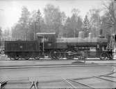 Statens Järnvägar, SJ L 796. Leveransfoto. Ånglok på vändskiva. Loket tillverkades av Motala Verkstad och hade högsta hastighet 75 km i timme. Skrotad 1968 i Vislanda.
