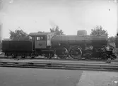 Statens Järnvägar, SJ A 1008. Leveransfoto. Loket tillverkades av Motala Verkstad och hade högsta hastighet 90 km i timme. På 1920-talet såldes till Ostkustbanan, och stod sen i reserv, de sista åren som beredskapsslok som provkördes vintern 1968.