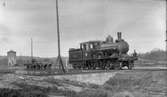 MKontJ lok 1. Leveransfoto. Fick namnet Glada Änkan. Loket tillverkades av Nohab och hade högsta hastighet 90 km i timme. Såldes 1909 till Statens Järnvägar och fick littera SJ MKa 1029. I början av 1920-talet slopades och såldes till AB Wockatz & Co, Göteborg.