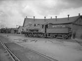 BHJ lok 6. Ånglok på vändskiva. Loket tillverkades 1908 av Nohab och hade högsta hastighet 90 km i timme. Såldes 1940 till Statens Järnvägar och fick littera SJ L6 1580. Skrotad 1956 i Vislanda.