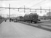 Statens Järnvägar, SJ Ds 104 med arbetståg. Elektrifieringsarbete.