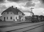 SWB-Stockholm-Västerås-Bergslagen järnväg lok 3 vid stationshuset