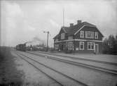 NÖJ-Norra Östergötaland Järnväg lok 5 el 6 vid stationen