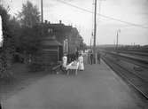 Lottor inväntar invalidtåg vid Avesta Krylbo station.