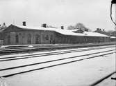 Större envånings stationshus i sten, tillbyggt två gånger.  1910 omb, 1913-19 stationsombyggnad,