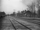 Stationshus av Gnestamodellen. Stationen anlades på 1870-talet. Stationshuset har sedan byggts ut i flera etapper. Stationen har elektrisk kran och travers (10 ton). . NÖJ , ( Norra Östergötland Järnväg ) gick under SJ väster om stationen