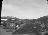 Stationen anlades 1880. Tåghallen, till skydd emot snön, byggdes 1882.  Tvåvånings stationshus i trä. Banhall fanns från 1881. 
Strax öster om stationen finns den högsta punkten på det svenska järnvägsnätet, 601 m ö h 

Snögalleri