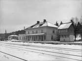 Stationen efter om- och tillbyggnad
Stationshuset byggt efter samma ritning som Jonsered (och Huddinge)  Stationshuset rivet 199x