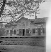 Stationshuset är i plan lika det forna Jonseredshuset men är ett tegelmurat stenhus. Nytt stationshus uppfördes 1940 (envånings i sten)