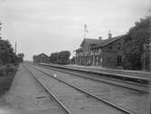 Stationshuset är i plan lika det forna Jonseredshuset men är ett tegelmurat stenhus. Nytt stationshus uppfördes 1940 (envånings i sten)