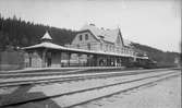 Statens Järnvägar, SJ Kc5 331 och Oc1 387 vid stationen
Tvåvånings stationshus i sten, anlagt 1892