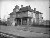 BJ. Bergslagernas Järnvägar .Station anlagd 1875. Stationshuset ombyggt fullständigt 1908. Nu tvåvånings, putsat. Bangården utökades till nuvarande omfattning 1949