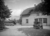 Statens Järnvägar, SJ buss 10. Framsidan av station,  som byggdes 1905 i två våningar i sten, renoverad på 1930-talet