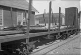 Plåt lastad på vagn, skadad under transport.
Norsholm - Västervik - Hultsfreds Järnvägar, NVHJ NNr 1916 blev SJ NNrp 323131.