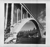 Betongbro  från 1955 över Indalsälven (Döda fallet). Den gamla bron skymtar i bakgrunden