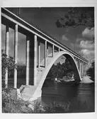 Betongbro  från 1955 över Indalsälven (Döda fallet). Den gamla bron skymtar i bakgrunden