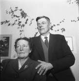 Jöns och Linnea Johansson, paret som tillsammans med sina barn korades till Sveriges Järnvägsfamilj Nr 1 av SJ-NYTT i nr 11-12  år 1956.