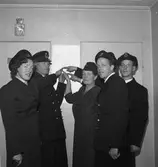 Familjen Johansson. Korad till Sveriges Järnvägsfamilj Nr 1 av SJ-NYTT i nr 11-12  år 1956. Fem sjättedelar av familjen Johansson pekar på sin del av banan. från vänster Dottern Märtha Ahlgren, fadern Jöns, hans fru linnea och sönerna John och Ragnvald. den andra dottern, fru Anna-Stina Jonasson, var inte hemma vid tillfället.