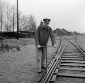 Familjen Johansson. Korad till Sveriges Järnvägsfamilj Nr 1 av SJ-NYTT i nr 11-12  år 1956. Banbiträde Jöns Johansson i arbete på Inlandsbanan. I bakgrunden syns stationshuset.