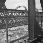 Broar över Ljusnan. Den bortre bron, från 1870-talet. Den i förgrunden byggd 1915