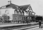 Nytt stationshus i tegel och järnbro över spåren