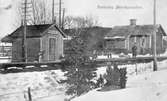 SWB, Stockholm - Västerås - Bergslagens Järnvägar. Det allra första stationshuset till vänster och stinsbostaden till höger i bild