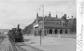 Borås nedre station. Stationen uppfördes 1894 och fick då namnet Borås Nedre. 15 maj 1930 bytte stationen namn till Borås Central.
På spåret syns KHdJ lok 3 ”INDUSTRIEN”, tillverkat av Nydqvist & Holm och inköpt av Kinds Härads Järnväg, KHdJ, 1886.

KHdJ köptes 1899 upp av Borås Alvesta Järnvägsaktiebolag, BAJ, och loket på bilden numrerades 1902 om till BAJ 23. 1918 skedde en ny omnumrering och loket fick då namnet BAJ 63. Det skrotades slutligen 1933.