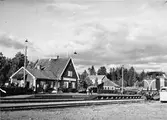 Bottnaryd järnvägsstation. Stationen lades ner 1960 och stationshuset övertogs då av posten. Byggnaden revs slutligen omkring 1980. Till höger i bild syns ett diesellok tillhörande Statens Järnvägar, SJ T21.