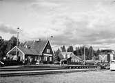 Bottnaryd järnvägsstation. Stationen lades ner 1960 och stationshuset övertogs då av posten. Byggnaden revs slutligen omkring 1980. Till höger i bild syns ett diesellok tillhörande Statens Järnvägar, SJ T21.