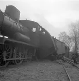 Tårurspårning vid Bredaryd. 

Här syns ånglok HNJ lok 28, den urspårade tendern och resgodsvagn HNJ F3 761.

Tåget var på väg till Halmstad. Det tillhörde Halmstad-Nässjö Järnvägar, HNJ, och  drogs av ångloket HNJ 28 och bestod av fyra vagnar. En resgodsvagn, HNJ F3 761, en postvagn HNJ 19 och två personvagnar däribland HNJ 1011.