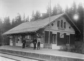 Brunsberg järnvägsstation. 

Reklamskyltar: Hofjuvelerare K. Anderson, Van Houten´s Cacao, Singer Symaskiner, Helsingborgs Galoscher, Malmö Stora Walskvarn, Sunlight Tvål.