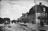 Järnvägsstationen i Bräcke. Byggnaden längst fram i bild är järnvägshotellet, där bakom skymtas stationshuset.