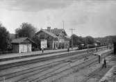Daglösen järnvägsstation, anlades av Bergslagernas Järnvägar 1879.  Till vänster om stationen står avträdet. På spåret syns ett godståg med bl a en kalkvagn,  stolpvagn och godsfinkor.
