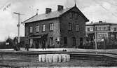 Dalby järnvägsstation anlagd 1893 av  MöToJ Malmö - Tommelilla Järnväg, MöToj. I Bakgrunden syns järnvägshotellet.