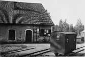 Järnvägsstationen i  Dalkarlsberg, invigdes 1873 och inrättades i det Dalkarlsbergs Gruvfälts gamla materialhus som stod färdigt 1828.
1940 upphörde persontrafiken från Dalkarlsberg och 1953 upphörde även godstrafiken, året därpå togs spåret bort.
På spåret står en mindre godsvagn. BDJ F 12, tillhörandes Bredsjö-Degerfors Järnväg.
På kortet står skrivet: Mor vid Dalskarlsberg 30/6 1933.