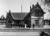 Järnvägsstationen i Dals-Rostock. Sidobyggnaden till vänster användes vid den ursprungliga hållplatsen i Rostock, anlagd 1884, och var ursprungligen förlagd ovanför Rostocks brunn. Senare fraktades byggnaden ner till den plats där Dals-Rostock järnvägsstation uppfördes 1908, och byggdes då ut till stationshus. 1941 revs stationshuset och ersattes med ett nytt. Idag finns i Dals-Rostock en modell i skala 1:2 av det ursprungliga stationhuset.