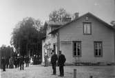 Dalums äldre stationshus, byggt av Ulricehamns Järnväg, UJ.
Dalum Järnvägsstation, anlagd 1874 av Ulricehamns Järnväg. 1903 såldes UJ till Västra Centrabanan, VCJ, och linjen byggdes om till normalspår, den nya linjen öppnades 1906.  I samband med detta uppfördes också ett nytt stationshus.