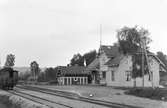 Dalum Järnvägsstation, anlagd 1874 av Ulricehamns Järnväg, UJ. 1903 såldes UJ till Västra Centrabanan, VCJ, och linjen byggdes om till normalspår, vilket var färdigt 1906.  I samband med detta uppfördes också ett nytt stationshus. På bilden syns det nya stationshuset anlagt av VCJ.