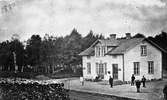 Dalums äldre stationshus, byggt av Ulricehamns Järnväg, UJ.
Dalum Järnvägsstation, anlagd 1874 av Ulricehamns Järnväg. 1903 såldes UJ till Västra Centrabanan, VCJ, och linjen byggdes om till normalspår, den nya linjen öppnades 1906. I samband med detta uppfördes också ett nytt stationshus.