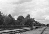 Bangård och trädgård vid Delsbo järnvägsstation. Stationshuset syns till höger i bild. Stationen byggdes av SJ 1888.