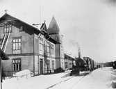 Den gamla järnvägsstationen i Ed, stationshuset brann ner 1910. På spåret står DJ lok 1.