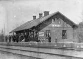Edane järnvägsstation, anlagd av SJ 1878. Bilden troligen tagen sent 1800-tal eller tidigt 1900-tal. 


Reklam: Hofjuvelerare Hallberg; Van Houten's Cacao.