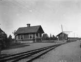 Järnvägsstationen i Edebo. Hållplatsstuga uppförd 1898 av Rimbo - Sunds Järnväg, ombyggd 1944.