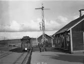 Ekskogen järnvägsstation. Mannen på på bilden är stationsföreståndare O P Nordahl. På spåret syns en lanterninvagn.

Reklam: Van Houtens Cacao.